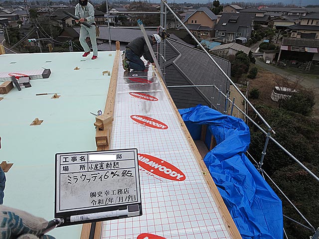 小屋上遮熱パネル貼